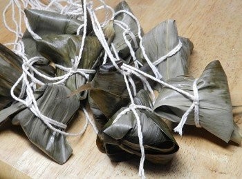 step9: 最後抹上一層油之後，包入粽葉中，入電鍋，外鍋1杯半的水蒸熟(沒抹油的話，<span class="group_1">外皮</span>會黏在粽葉上喔)