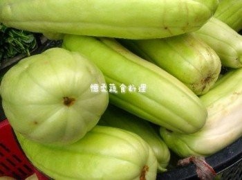 step1: 越瓜買大條的洗淨瀝乾水分，表面很光滑，千萬不要削皮。