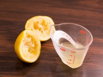 step1: 榨出新鮮檸檬汁備用