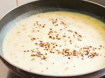 step7: 調至小火，下蕃薯醬汁、鹽和乾燥紅椒片拌勻。