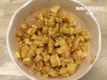 step1: 2顆蘋果去皮切丁，加入半顆檸檬的檸檬汁、肉桂粉拌勻