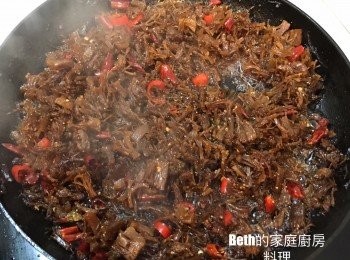 step8: 炸紅蔥頭、蒜末時，平底鍋加入醬油、蠔油、糖及泡干貝、蝦米的酒水4大匙拌炒至湯汁收乾，起鍋前加入辣椒、黑胡椒粉拌勻