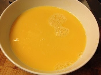 step2: 雞蛋攪勻, 加入雞湯, 味醂和鹽攪勻