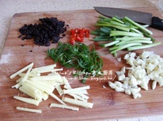 step4: 辣椒切粒 , 蒜頭去衣切細粒 , 薑去皮切絲 , 蔥切段及切蔥絲 , 豆豉剁碎