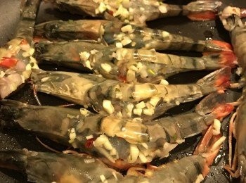 step3: 起油鑊, 下少許橄欖油, 將蝦兩面煎香, 轉大火, 然後將剛才醃蝦的調味料加入, 再加牛油, 白酒和羅勒葉.