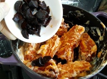 step6: 加入半份黑蒜，拌勻後上碟。