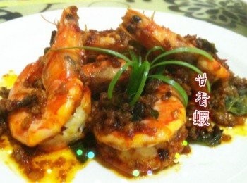 step3: 將鍋內多餘的油分盛起，剩下一匙食油，油熱加入攪碎好的<span class="group_1">食材</span>和咖哩葉下鍋，爆香直到蝦米從鍋中彈起，然後加入剩餘的調味料，大火煮至半收汁，再加入8分熟的鮮蝦大火炒翻即可上座。
