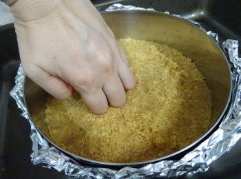 step2: 7吋圈模用雙重錫紙封底， 放在焗盤上(要確保不會滲水) 消化餅敲碎，加入牛油溶液拌勻， 壓平在模底， 雪半小時， 同時預熱焗爐至150度， 其間進行以下步驟