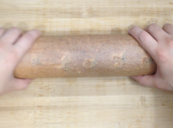 step11: 蛋糕體烤好後，即與模具分開放涼
放涼後，先連烘焙紙一起卷起來定型，大概30分鐘左右