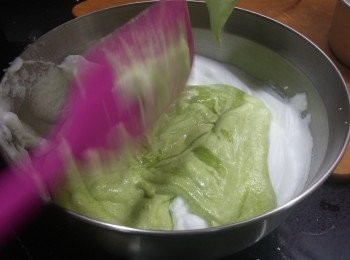 step6: 將STEP 5拌勻既蛋黃糊倒入蛋白糊fold  in拌勻