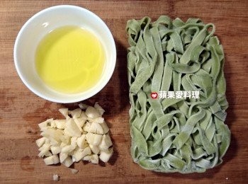step1: 從冷凍庫取出菠菜義大利麵（不用解凍）；將蒜頭切碎備用。
