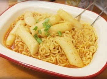 step6: 我在吞口水了~~~香噴噴的啦=0= 辛拉麵的麵條好QQ