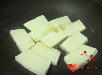 step1: 豆腐切片煎成兩面金黃取出