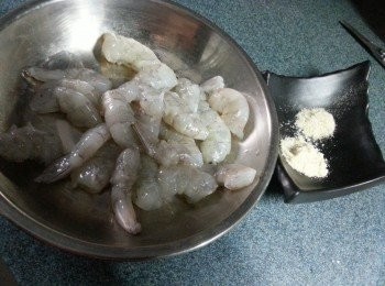 step4: 如蝦大隻就切開兩件,用醃蝦料醃15分鐘以上,將蝦放入雪櫃備用