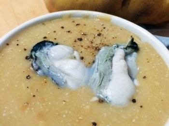 step5: 如想加廣島蠔, 可以先將蠔解凍, 用滾水煮熟, 最後放上湯面同食