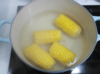 step2: 水煮到玉米熟就好囉^^ 煮的時候可以加一些些糖~~這樣玉米會甜喔!!! 煮熟的玉米略擦乾備用!!!
