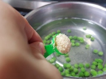 step9: 青豆用滾水加入1茶匙鹽,2茶匙砂糖出水約2分鐘,再隔去水份(出水其間不用蓋上蓋,防止青豆變黃)