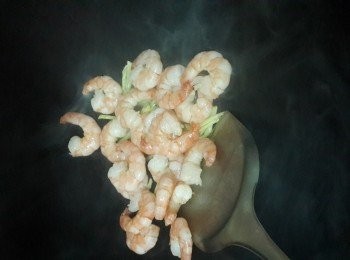 step7: 鑊洗淨，燒熱，倒入油燒熱，落薑絲爆香，倒入蝦仁兩邊煎香，盛起