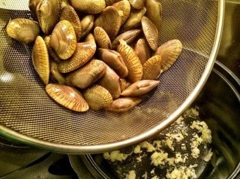 step1: 用一個煮麵小煲，中火爆香蒜蓉，再落花甲炒匀至殼半開口