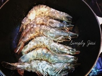 step3: 倒掉鍋中油，抹乾淨個鍋，加少許牛油，先炒香蒜蓉，再下燕麥片、好立克、少許糖和鹽，中火炒，可試下燕麥片味道（咸甜適中和脆身）。