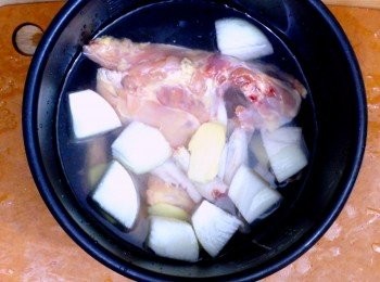 step4: 洋蔥去皮切大件，與雞殼、雞腳、雞腿骨、<a href="https://bit.ly/3zHU5V3" target="_blank" data-keyword="雞翼" class="guide-link"><strong>雞翼</strong></a> <span style="display:inline-block;vertical-align:middle;margin-top:-3px;color:initial;border-radius:3px;padding:2px 3px;font-size:12px;line-height:14px;background:#87d300;color:#fff;">即買</span> 和薑片放入智能壓力鍋，自選時間1小時
（沒有壓力鍋，大火煮沸再轉小火3小時）