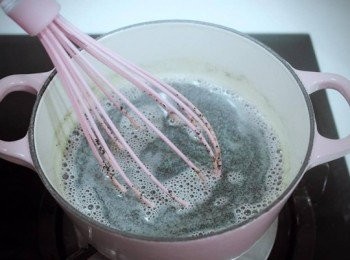 step4: 轉小火持續攪拌約5-10分鐘關火，攪拌時香氣已經散發出來了。稍微攪拌一下後倒入模型中冷卻後放入冰箱冷藏即完成。