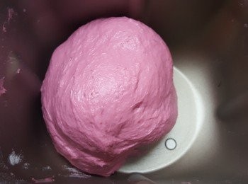 step2: 先將「<span class="group_1">批底</span>」材料搓成表面光滑的麵糰，放入大盤中，蓋上保鮮紙，發酵1小時至2倍大。