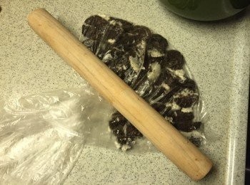 step1: 將oreo放入保鮮袋內用木棍碌碎