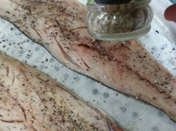 step3: 再灑上雜香草醃15分鐘