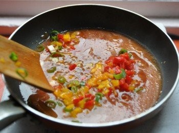 step5: 用一匙油加熱後，將調勻的醬汁加熱並放入彩椒粒拌勻