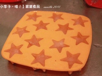 step1: 這是矽膠磨，冷熱都可以用，很方便的。 1.雞骨充分洗乾淨 2.加入水煮開 3.將第一煮的湯倒掉 4.再繼續燉煮盛<span class="group_1">高湯</span> 5.徹底放涼，再冷藏半天（過多的油會因為冷藏往上凝結） 6.撈去浮在上層的油脂（會變成非常清澈的<span class="group_1">高湯</span>） 7.裝入模型，封上保鮮膜冷凍