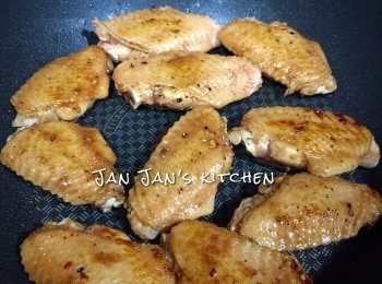 step2: 熱鑊加幾滴油，不用多油，因<a href="https://bit.ly/3zHU5V3" target="_blank" data-keyword="雞翼" class="guide-link"><strong>雞翼</strong></a> <span style="display:inline-block;vertical-align:middle;margin-top:-3px;color:initial;border-radius:3px;padding:2px 3px;font-size:12px;line-height:14px;background:#87d300;color:#fff;">即買</span> 本身有油。將<a href="https://bit.ly/3zHU5V3" target="_blank" data-keyword="雞翼" class="guide-link"><strong>雞翼</strong></a> <span style="display:inline-block;vertical-align:middle;margin-top:-3px;color:initial;border-radius:3px;padding:2px 3px;font-size:12px;line-height:14px;background:#87d300;color:#fff;">即買</span> 快速煎至兩面金黃，即加入水加蓋保持中火炆8分鐘，應剛好餘下少許水份，即加入2茶匙蜜糖收汁即可。喜歡的話最還可加少許檸檬汁添。