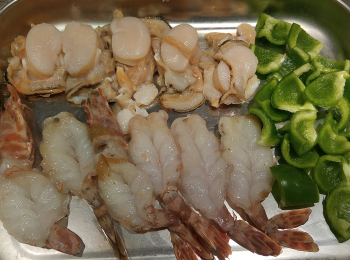 step4: 青椒去籽切方丁。