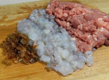 step2: 將台東有機Q梅與絞肉、草蝦都剁成泥，然後拌在一起