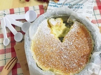 step5: 烤好後撒上過篩糖粉就可以囉！熱熱吃就無敵好吃，冰冰箱2-3小時再吃另有風味！冷卻再脫模會比較好脫