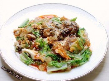 step7: 煎到喜歡的熟度,裝盤淋上醬汁即完成美味的夜市小吃[蚵仔煎]