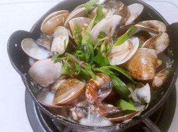 step3: 待蛤蜊全開後加入適量米酒九層塔少許調味完成 原汁原味超鮮甜