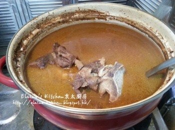 step8: 最後加入椰漿拌勻熄火蓋上蓋焗30分鐘 , 食時再番熱 , 加入芹菜葉即可