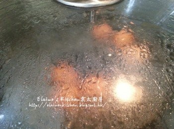 step4: 凍水放入雞蛋於鑊中用中火煮15分鐘至雞蛋熟透 , 再熄火焗5分鐘