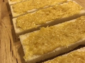 step3: 把已調好的芝士醬厚厚的塗在麵包上