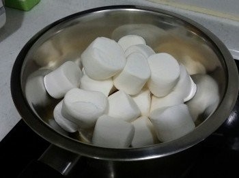 step2: 先做綠色…
用微波爐或細火煮溶牛油，之後再加入棉花糖煮溶，加1-2茶匙班蘭油，溶哂後熄火