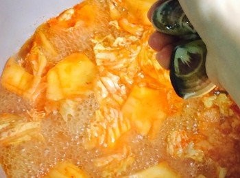 step3: 水滾後中火煮15分鐘，下鮮蜆。