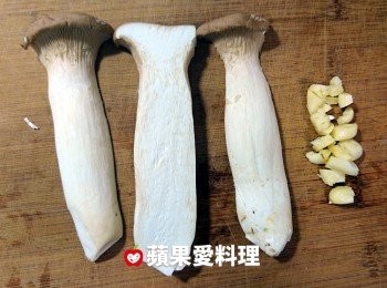step1: 杏鮑菇切厚片（1朵切成3片）；蒜切成蒜末。