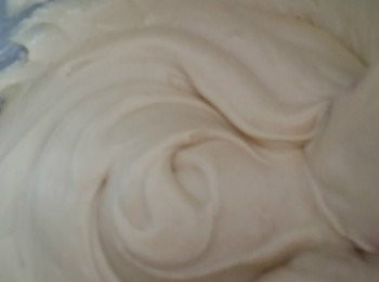 step3: 過篩的麵粉分次加入,泡打粉,蜂蜜也一起加入用刮刀拌勻.