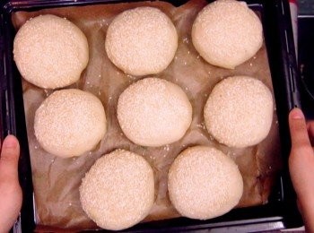 step14: 預熱焗爐220度，入爐30分鐘（中間15分鐘前後轉盤一次）至餅皮金黃色即可