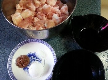 step1: 雞軟骨解凍洗淨後,加入醃雞軟骨料略醃15分鍾