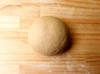 step5: 麵糰揉至光滑狀。將麵糰蓋上濕布在室溫下鬆弛約5分鐘,即可開始整形。