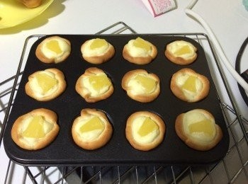 step7: 將麵團擀薄，放入鬆餅模內，放入一片菠蘿，唧入芝士餡，再放一小片菠蘿，放入已預熱180度爐內，焗20-25分鐘即可