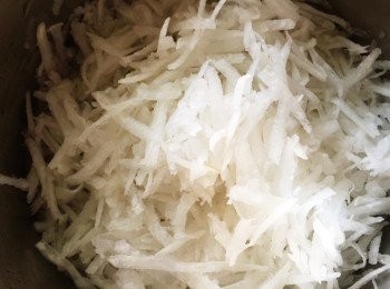 step2: 白蘿蔔洗淨去皮，刨成絲備用