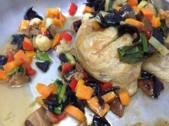 step7: 用早前留起的冬菇水加蚝油、糖、生粉煮稠茨汁淋上面便可上桌享用（醸剩的料也可同時做伴碟裝飾一拼吃不浪費）